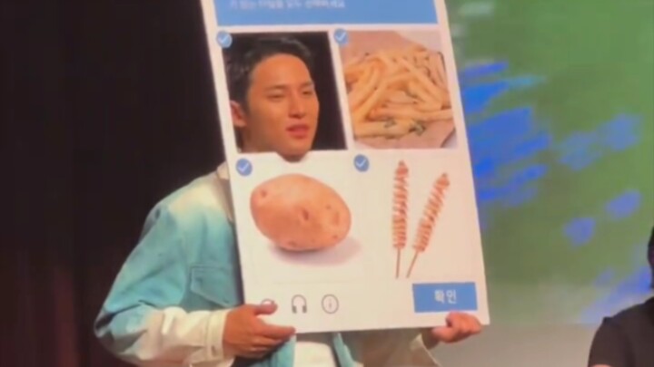 Anjing kentang yang dibikin ketawa sama Clara! Mulutnya malah nyengir, tapi matanya malah sedih bang