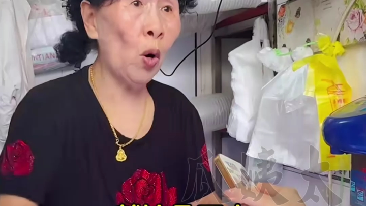 Nanjing’s 10-Yuan Coffee Auntie Fires Back at Haters: That Bracelet Wasn’t Earned from Selling Coffe
