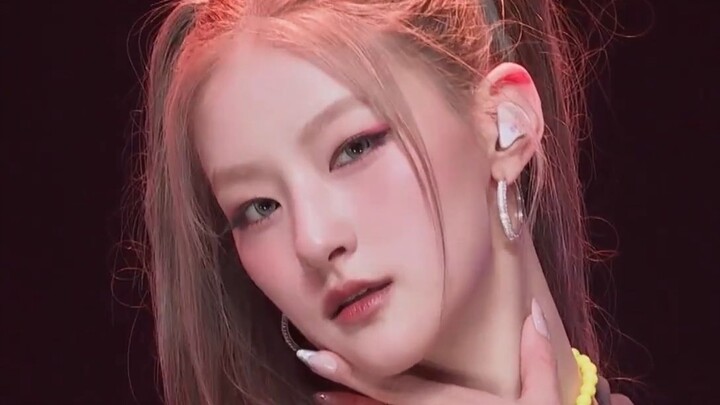 KISS OF LIFE's latest comeback track "Who Is She" first stage performance