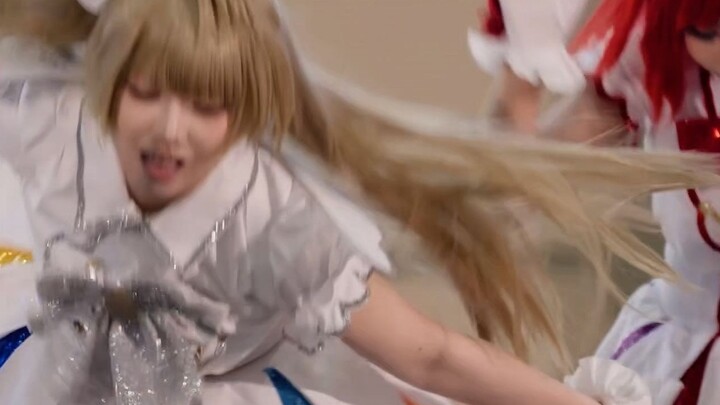 Vừa bị ngã rất mạnh trên sân khấu?!