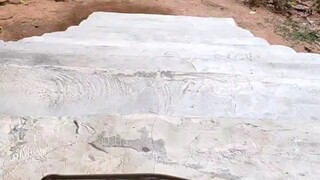 Khoảnh khắc giải tỏa áp lực khi lăn chai xuống cầu thang