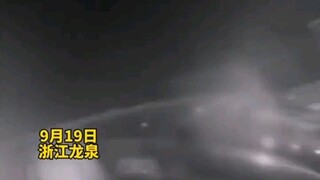 أثناء قيادته للسيارة على الطريق السريع دون رخصة مع صديقته، اكتشف المفتشون أن الرجل لم يكن يرتدي سروا