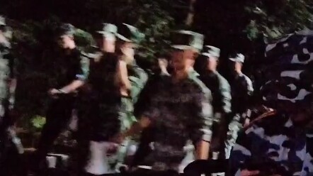 What do you do if you run into your drill instructor on the ride home after军训?