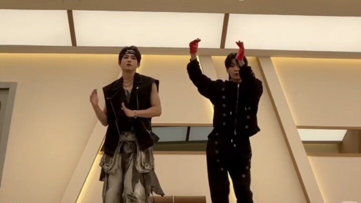 ก็ได้เห็นนักเต้นเจ้าพ่อแห่งภาคตะวันออกเฉียงเหนือ เย่จื่อ มาสอนเหยาเชินเต้นแล้ว! 【เหยาเชิน-หวังเฮ่อเย