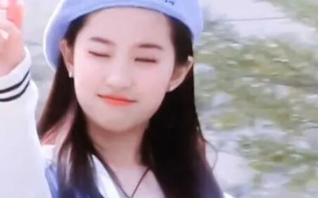 جمالٌ مُبهر يكتفي بالقدر الكافي، وسحرٌ لا يُضاهَى – لا أكفّ عن الانبهار بجمالها الخلاب!