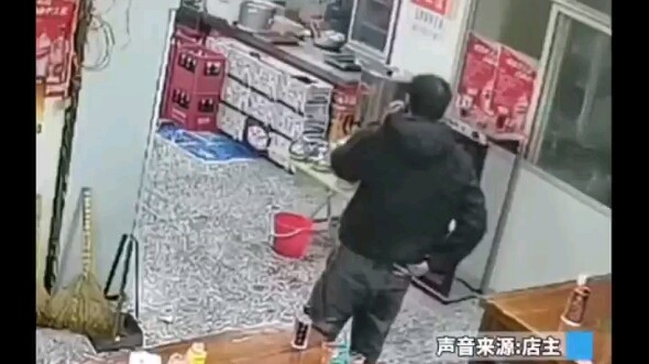 After ordering food, a man slipped away with a 10-yuan bottle of liquor; the owner said: "When the d