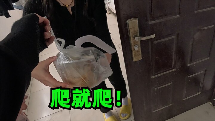 ไรเดอร์ส่งอาหารอยากใช้ลิฟต์! สาวน้อยพูดแค่ประโยคเดียวก็ทำให้เขาต้องยอมเดินขึ้นบันไดอย่างว่านอนสอนง่า