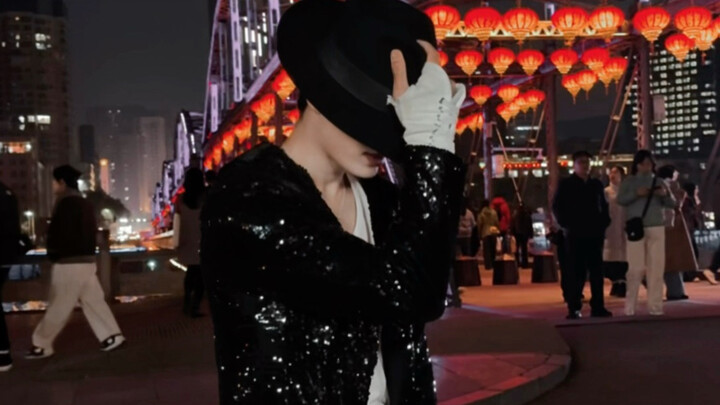 أبي قال لي: "إذا رقصت هذه الرقصة، سأعطيك دولارًا مقابل كل إعجاب! كل الرفاهية والثراء رهن بدعمكم جميع