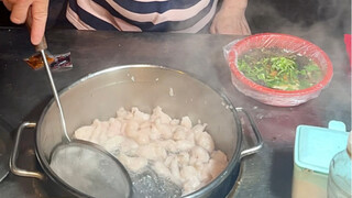 I came across a stall selling instant noodles with lean meatballs on the street late at night. The o