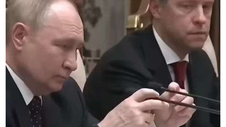 Please lower your posture when the boss is speaking, and the microphone should also be lowered