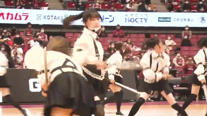 日本“剑舞阵”表演，少女精彩拔剑，观众们忘记自己是过来看篮球