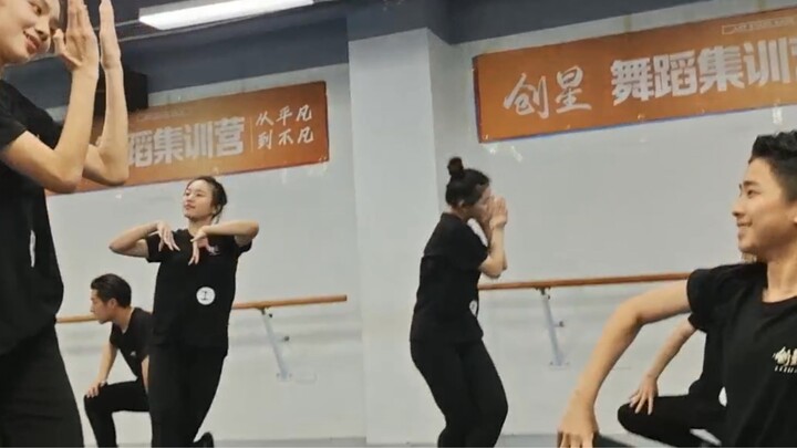 เมื่อหนุ่มๆเคป็อปเต้นเพลงพื้นเมือง