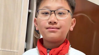 小烧饼数学成绩发下来了，94分全班第一，还逃不过练枪的命运。烧饼哥:成绩和战绩不能混为一谈。小烧饼听到晚上要练枪表情都变了。