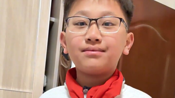 小烧饼数学成绩发下来了，94分全班第一，还逃不过练枪的命运。烧饼哥:成绩和战绩不能混为一谈。小烧饼听到晚上要练枪表情都变了。