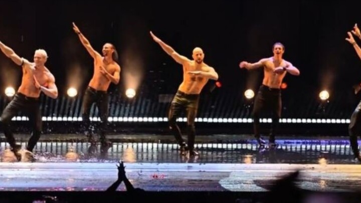 Môn học số ba vốn đã không còn phổ biến ở trong nước, vậy mà lại trở thành tiết mục cố định của đoàn