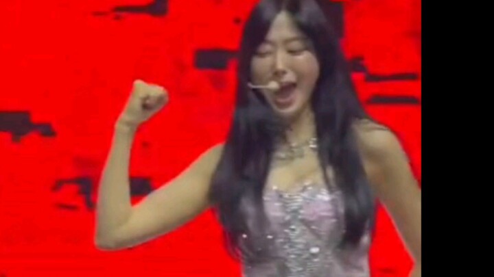 Tổng hợp những pha xử lý kém hài hước của các nữ idol K-pop trên sân khấu năm 2023