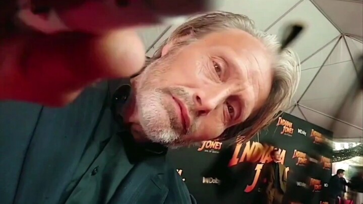 Mads ký tặng trước gương, từng nhíu mày, từng nụ cười đều quyến rũ như một cô mèo lớn