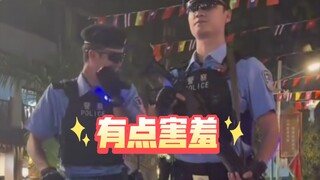 哈尔滨警察小哥哥，被南方小土豆看得害羞了！