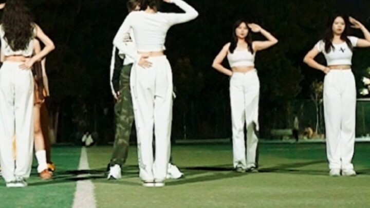 Pink Venom Campus Bank! การแสดงเต้นสุดอลังการของ BLACKPINK บนสนามเด็กเล่นของมหาวิทยาลัย! ห้ามพลาด!