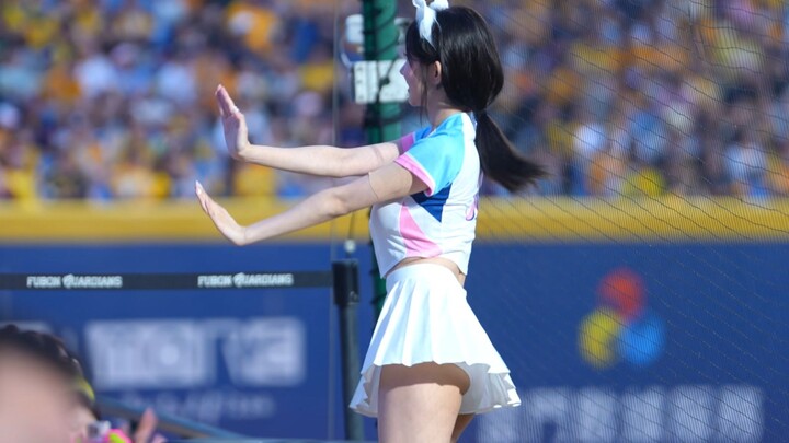 Tarian dukungan dari pemain cheerleader Fubon, Li Zhuren