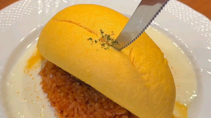 Hungry, I'll have omelet rice for lunch.