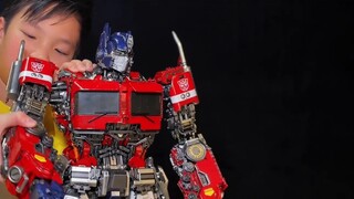Yolopark's Optimus Prime also has a code on his body