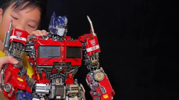 Optimus Prime ของ Yolopark มีรหัสอยู่บนร่างกายของเขาด้วย