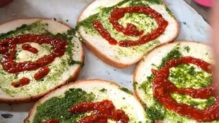 印度街头小吃三明治的制作过程...虽然但是，馅料还是挺丰富的