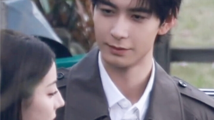 Cái ánh mắt ngày thứ chín này như muốn xuyên thủng chúng ta luôn á a a a a a!!!