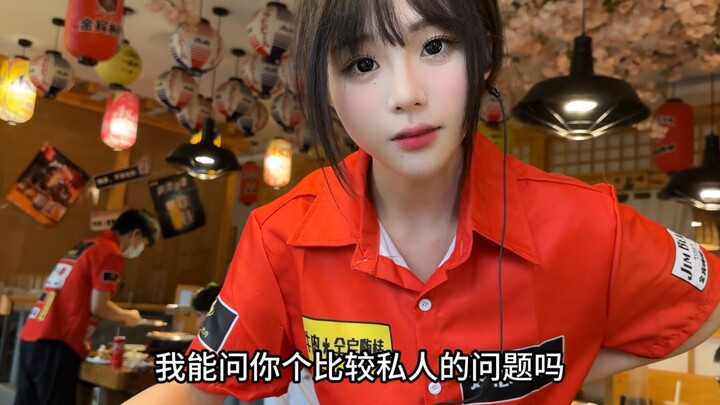 没想到烤肉店还有这么顶的服务员 第二次见她我还以为她穿泳衣来了！