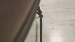 一名男子在办公室唱私のSymphony。