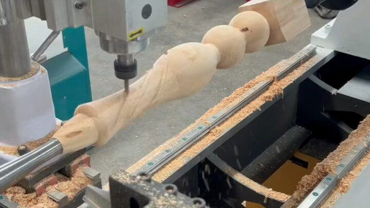 กระบวนการเปลี่ยนไม้ธรรมดาให้กลายเป็นเสาบันไดอันงดงามด้วยเครื่องกลึงไม้ระบบซีเอ็นซี