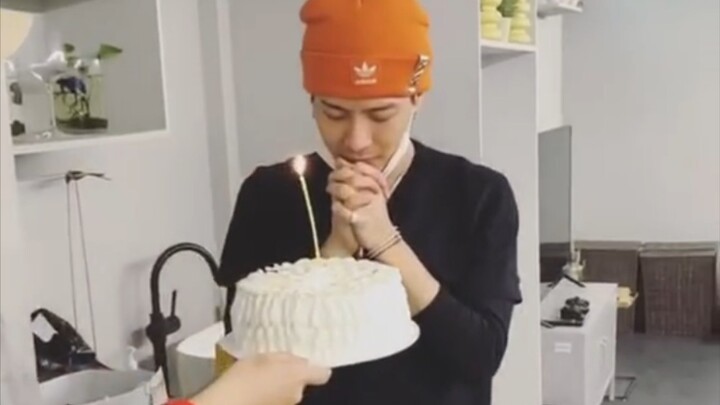 Jackson Wang và bốn chiếc bánh sinh nhật của anh ấy haha hahaha xswl