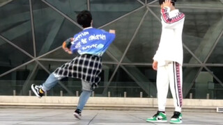 1.欢迎大家来到《徒弟永远学不会》，我是主持人林文信无脸怪，今天教他打转滑步😂2.很多粉丝说想学这个步伐呢，教学安排上了！建议亲亲脚底抹点油再练练哦～😀