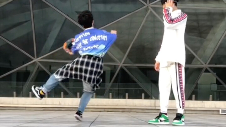 1.欢迎大家来到《徒弟永远学不会》，我是主持人林文信无脸怪，今天教他打转滑步😂2.很多粉丝说想学这个步伐呢，教学安排上了！建议亲亲脚底抹点油再练练哦～😀