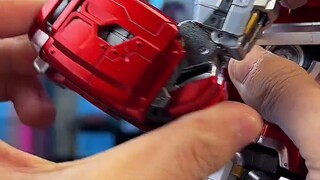 Play with a large-scale animation-colored alloy Optimus Prime