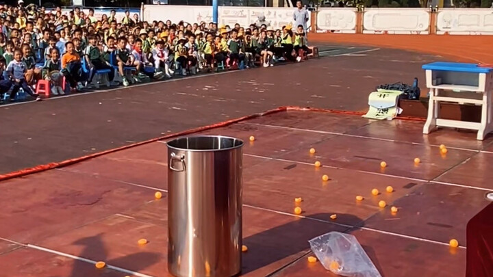 物理老师课上展示自制“炸弹”