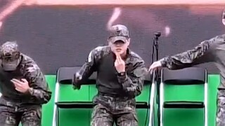 Thật là nghiệp dư tuyệt vời! Biên đạo múa từng phục vụ trong quân đội với thử thách "khói"