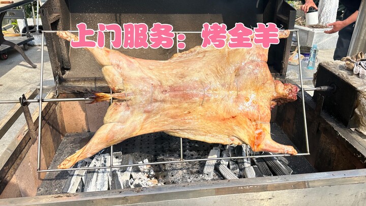 Hôm nay đặt tiệc cừu quay nguyên con và lợn sữa quay giao tận nhà, quá đỉnh!