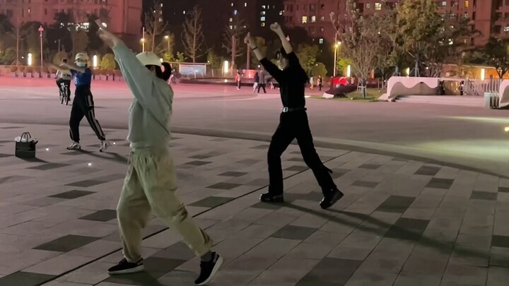 When Yong Ge saw this video, Xiao Chu was already dancing in the square #stocking# in good spirits o