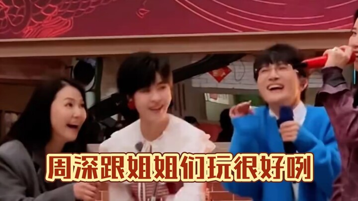 In the men’s team, Zhou Shen is the ultimate playful big kid; in the women’s team, he turns into a l