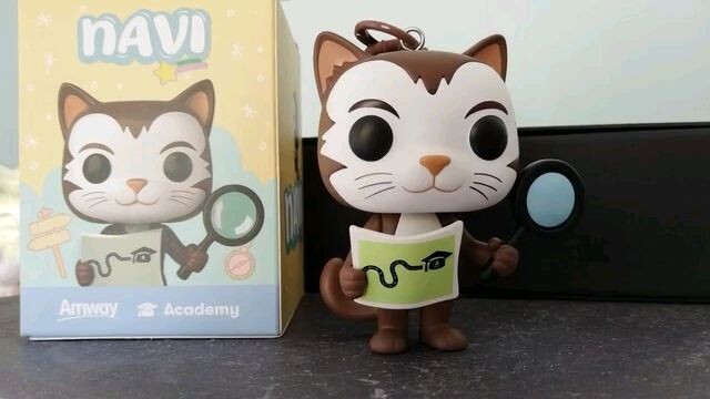 任务完成！🗺️ 收到“好消息”短信后，我立刻冲到槟城店里。终于拿到我的 Navi Cat 啦！它太可爱了，时刻提醒我要继续探索和学习安利学院的课程。🎓🐱