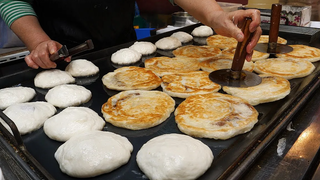 / sweet pancake hotteok - korean street food