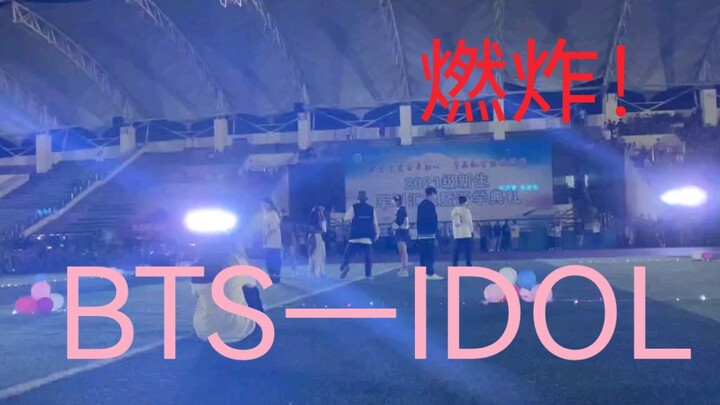 Menggemparkan! Menari ala IDOL di lapangan latihan militer! Meski musiknya hilang, tetap bernyanyi d