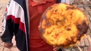 Sepotong kue bisa membuatnya bahagia seharian