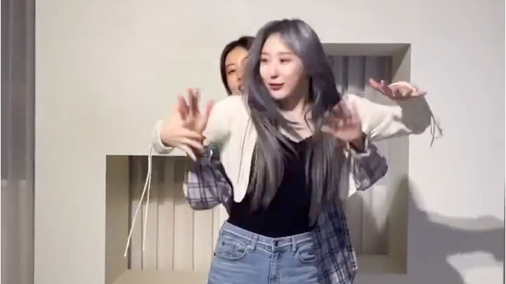 Caiyan is here to collect dwarves again, it's the day for Huiyuan and Nako IZONE to get together