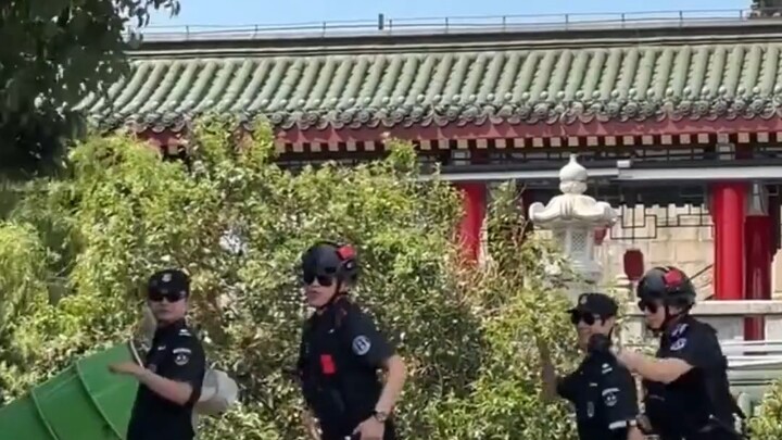 Top-tier internet celebrity security guards from Tengwang Pavilion’s F4 team perform an online cover