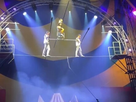 Pada 19 Agustus waktu setempat, selama pertunjukan di Bexhill, Inggris, seorang atlet sirkus terjatu