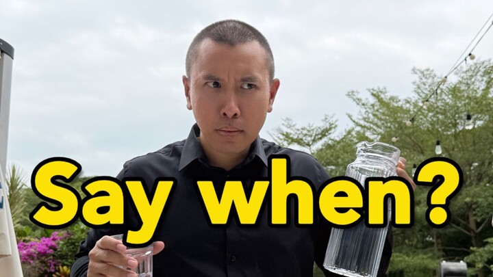 ماذا يعني النادل في الخارج عندما يقول لك “Say when”؟