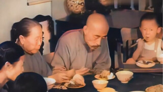 1948年民国教授与家人一起吃饭的真实影像，菜品寒酸，桌上没有一块肉